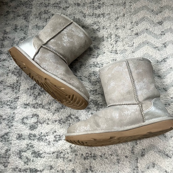 Ugg Classic Il Shimmer Metallic Bootie Silver Girls Winter Boots - Picture 6 of 12